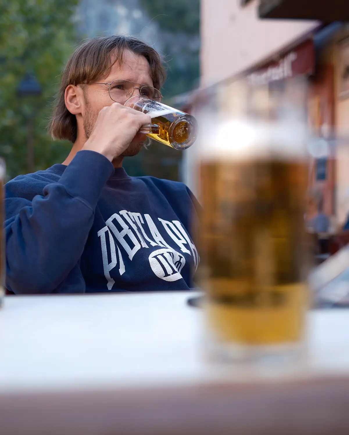 Sindre slukker tørsten med en øk i Orpierre.